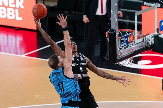 Demarcus Demonia BMA365 Bamberg Baskets, 08 at the dunk against Niklas Wimberg Veolia Towers Hamburg, 17 , GER, Veolia Towers Hamburg vs BMA365 Bamberg Baskets, Basketball, Bundesliga, Matchday 6, Season 2025 2026, 01 11 2025 GER, Veolia Towers Hamburg vs BMA365 Bamberg Baskets, Basketball, Bundesliga, Matchday 6, Season 2025 2026, 01 11 2025 Hamburg Copyright: xEibner-Pressefoto MaxxVincenx EP_MVN