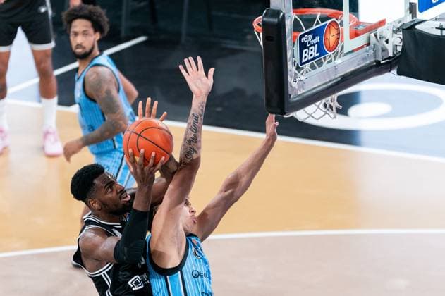Ejiofor Onu BMA365 Bamberg Baskets, 35 on a lay-up against Zacharie Perrin Veolia Towers Hamburg, 52 , GER, Veolia Towers Hamburg vs BMA365 Bamberg Baskets, Basketball, Bundesliga, Matchday 6, Season 2025 2026, 01 11 2025 GER, Veolia Towers Hamburg vs BMA365 Bamberg Baskets, Basketball, Bundesliga, Matchday 6, Season 2025 2026, 01 11 2025 Hamburg Copyright: xEibner-Pressefoto MaxxVincenx EP_MVN