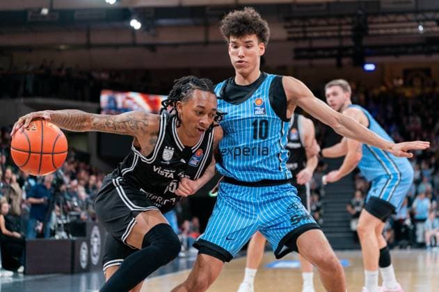 Austin Crowley BMA365 Bamberg Baskets, 85 dribbling against Nelson Martin Veolia Towers Hamburg, 10 , GER, Veolia Towers Hamburg vs BMA365 Bamberg Baskets, Basketball, Bundesliga, Matchday 6, Season 2025 2026, 01 11 2025 GER, Veolia Towers Hamburg vs BMA365 Bamberg Baskets, Basketball, Bundesliga, Matchday 6, Season 2025 2026, 01 11 2025 Hamburg Copyright: xEibner-Pressefoto MaxxVincenx EP_MVN