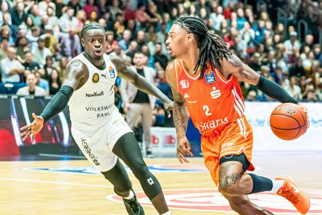 Chemnitz, Germany 01 November 2025 1 BBL 2025 2026 Niners Chemnitz vs Basketball Löwen Braunschweig In the picture from left in the duel Barra Njie Braunschweig and Nike Sibande 99 Copyright: xFotostandx xNachtigallx