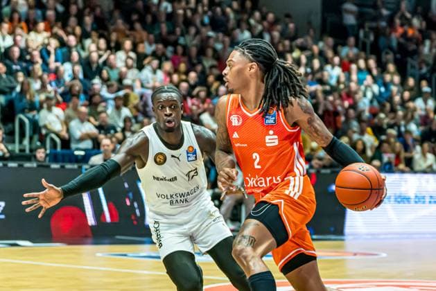 Chemnitz, Germany 01 November 2025 1 BBL 2025 2026 Niners Chemnitz vs Basketball Löwen Braunschweig In the picture from left in the duel Barra Njie Braunschweig and Nike Sibande 99 Copyright: xFotostandx xNachtigallx