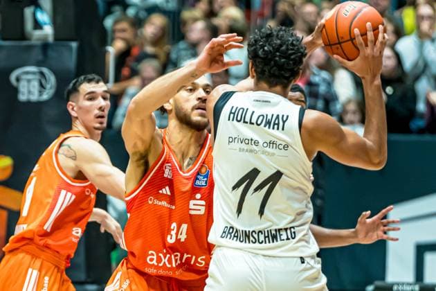 Chemnitz, Germany 01 November 2025 1 BBL 2025 2026 Niners Chemnitz vs Basketball Löwen Braunschweig In the picture from left in the duel Gavin Schilling 99 and Romario Holloway Braunschweig Copyright: xFotostandx xNachtigallx