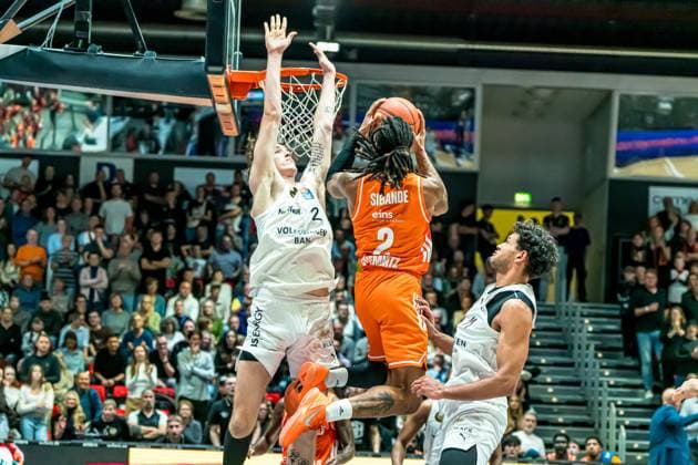 Chemnitz, Germany 01 November 2025 1 BBL 2025 2026 Niners Chemnitz vs Basketball Löwen Braunschweig In the picture from left in the duel Benjamin Schröder Schroeder Braunschweig , Nike Sibande 99 and Romario Holloway Braunschweig Copyright: xFotostandx xNachtigallx