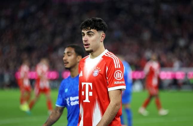 Football, Men, Bundesliga, Season 2025 2026, FC Bayern Munich Bayer 04 Leverkusen, Allianz Arena Aleksandar Pavlovic FC Bayern Munich head, upper body DFB, DFL regulations prohibit any use of photographs as image sequences and or quasi video