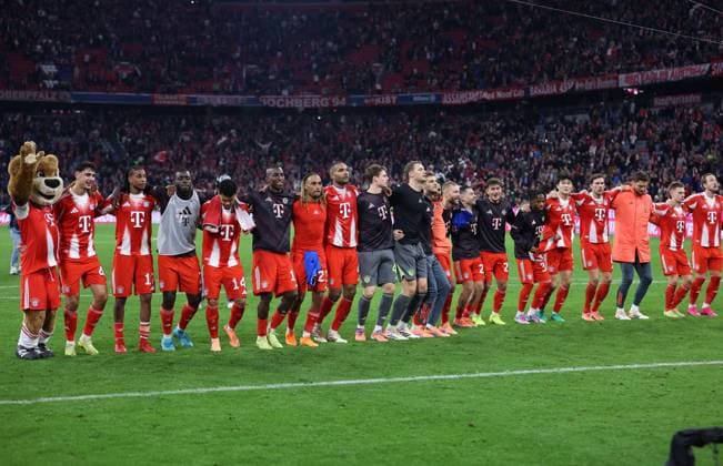Football, Men, Bundesliga, Season 2025 2026, FC Bayern Munich Bayer 04 Leverkusen, Allianz Arena The FC Bayern Munich team together after the match, celebrating together in front of the south curve with the fans DFB, DFL regulations prohibit any use of photographs as image sequences and or quasi video