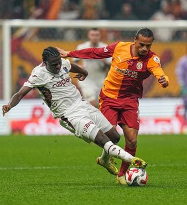 Galatasaray v Trabzonspor - Turkish Super Lig ISTANBUL, TURKIYE - NOVEMBER 1: Leroy Sane (R) of Galatasaray in action against Christ Inao Oula of Trabzonspor during the Turkish Super Lig week 11 football match between Galatasaray and Trabzonspor at RAMS Park Stadium in Istanbul, Turkiye on November 1, 2025. Salih Zeki Fazlioglu Anadolu Istanbul Turkey. Editorial use only. Please get in touch for any other usage.  Copyright: x2025xAnadoluxSalihxZekixFazlioglux