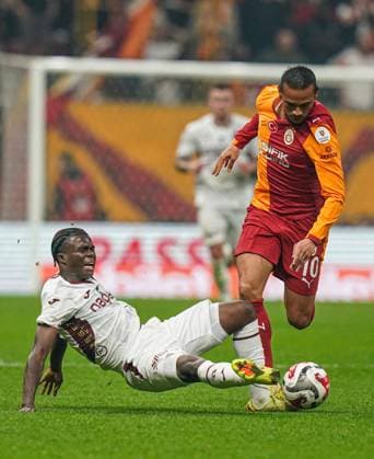 Galatasaray v Trabzonspor - Turkish Super Lig ISTANBUL, TURKIYE - NOVEMBER 1: Leroy Sane (R) of Galatasaray in action against Christ Inao Oula of Trabzonspor during the Turkish Super Lig week 11 football match between Galatasaray and Trabzonspor at RAMS Park Stadium in Istanbul, Turkiye on November 1, 2025. Salih Zeki Fazlioglu Anadolu Istanbul Turkey. Editorial use only. Please get in touch for any other usage.  Copyright: x2025xAnadoluxSalihxZekixFazlioglux