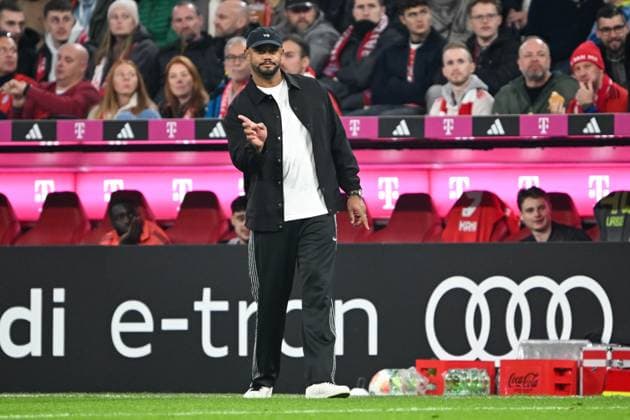 1 Liga 25 26 1 BL 25 26 FC Bayern München Bayer 04 Leverkusen on 01 11 2025 at the Allianz Arena in Munich Coach Vincent Kompany Bayern Muenchen gives loud instructions MT