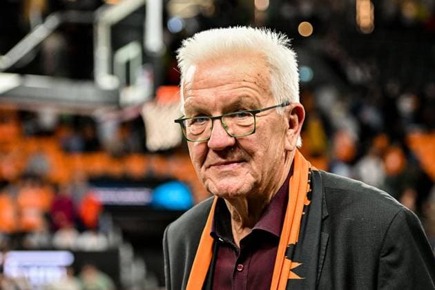 GER, BBL, ratiopharm Ulm vs Skyliners Frankfurt 01 11 2025, ratiopharm arena, Neu Ulm, GER, BBL, ratiopharm Ulm vs Skyliners Frankfurt, in the picture Winfried Kretschmann Minister President of Baden Württemberg visits the game, can be seen with an Ulm fan scarf nordphotoxGmbHx xHafner nph00200