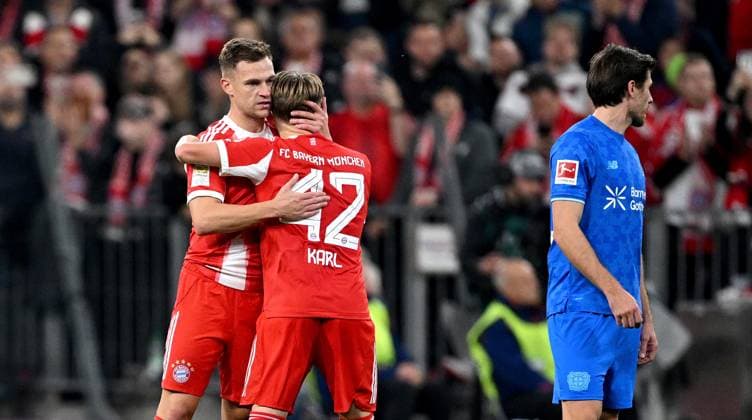 Soccer 1 Bundesliga Season 2025 2026 9 Matchday FC Bayern Muenchen Bayer 04 Leverkusen 01 11 2025 Cheering FC Bayern Muenchen, from left , Joshua Kimmich with Lennart Karl