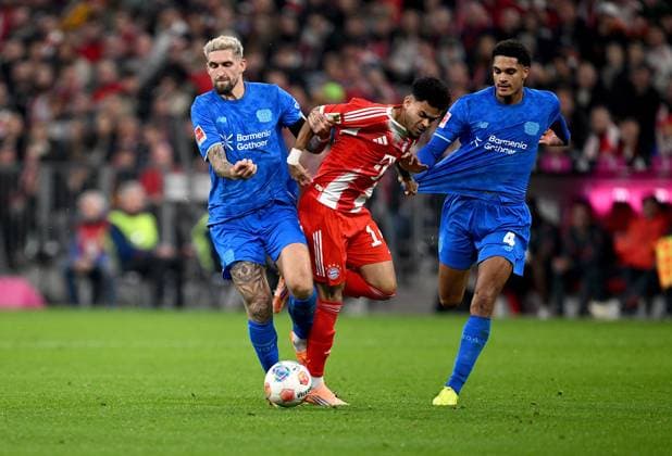 Soccer 1 Bundesliga Season 2025 2026 9 Matchday FC Bayern Muenchen Bayer 04 Leverkusen 01 11 2025 Robert Andrich left, Bayer 04 Leverkusen vs Luis Diaz mi, FC Bayern Muenchen vs Jarell Quansah right, Bayer 04 Leverkusen pulls on the jersey