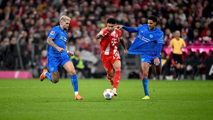 Soccer 1 Bundesliga Season 2025 2026 9 Matchday FC Bayern Muenchen Bayer 04 Leverkusen 01 11 2025 Robert Andrich left, Bayer 04 Leverkusen vs Luis Diaz mi, FC Bayern Muenchen vs Jarell Quansah right, Bayer 04 Leverkusen pulls on the jersey