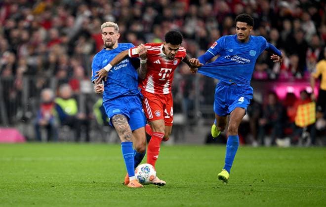 Soccer 1 Bundesliga Season 2025 2026 9 Matchday FC Bayern Muenchen Bayer 04 Leverkusen 01 11 2025 Robert Andrich left, Bayer 04 Leverkusen vs Luis Diaz mi, FC Bayern Muenchen vs Jarell Quansah right, Bayer 04 Leverkusen pulls on the jersey