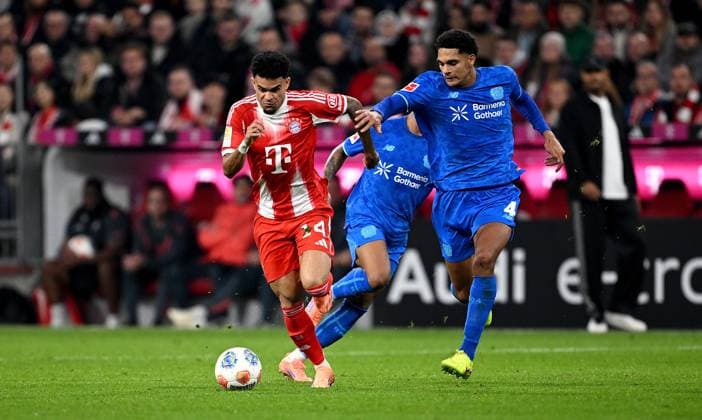 Soccer 1 Bundesliga Season 2025 2026 9 Matchday FC Bayern Muenchen Bayer 04 Leverkusen 01 11 2025 Luis Diaz left, FC Bayern Muenchen vs Jarell Quansah right, Bayer 04 Leverkusen