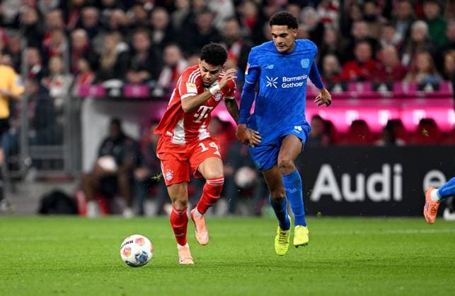 Soccer 1 Bundesliga Season 2025 2026 9 Matchday FC Bayern Muenchen Bayer 04 Leverkusen 01 11 2025 Luis Diaz left, FC Bayern Muenchen vs Jarell Quansah right, Bayer 04 Leverkusen