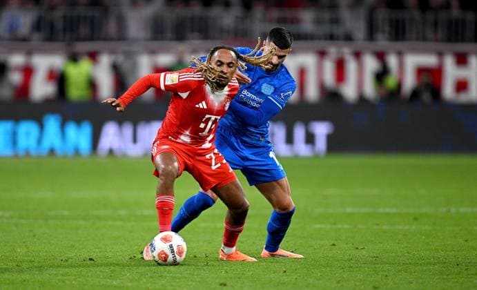 Soccer 1 Bundesliga Season 2025 2026 9 Matchday FC Bayern Muenchen Bayer 04 Leverkusen 01 11 2025 Sacha Boey left, FC Bayern Muenchen vs Martin Terrier right, Bayer 04 Leverkusen