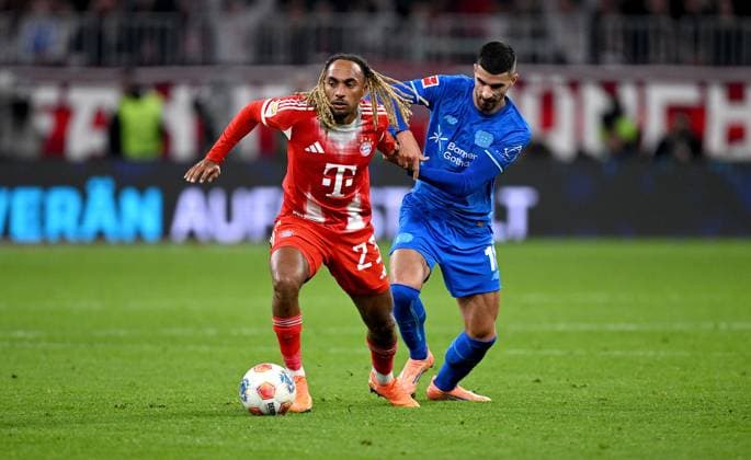Soccer 1 Bundesliga Season 2025 2026 9 Matchday FC Bayern Muenchen Bayer 04 Leverkusen 01 11 2025 Sacha Boey left, FC Bayern Muenchen vs Martin Terrier right, Bayer 04 Leverkusen