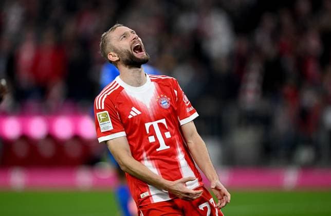 Soccer 1 Bundesliga Season 2025 2026 9 Matchday FC Bayern Muenchen Bayer 04 Leverkusen 01 11 2025 Konrad Laimer FC Bayern Muenchen