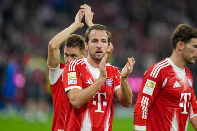 End of match, Harry Kane 9 FC Bayern Muenchen , FC Bayern Muenchen vs Bayer 04 Leverkusen, Soccer, 1 Bundesliga, 9 Matchday, 01 11 2025 DFB regulations prohibit any use of photographs as image sequences and or quasi video Muenchen Bayern Germany Copyright: xkolbert-press MarcxMarasescux