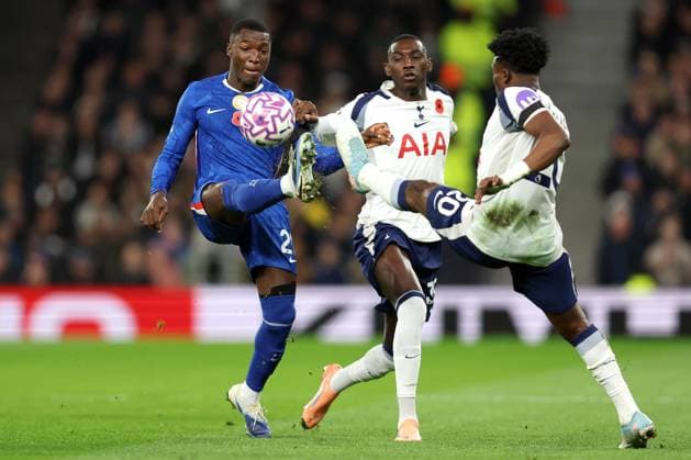 Tottenham Hotspur gegen Chelsea 01 November 2025, London Premier League Fußball Tottenham Hotspur gegen Chelsea Moises Caicedo von Chelsea und Mohammed Kudus von Tottenham Hotspur strecken sich nach dem Ball Foto Charlotte Wilson Abseits London UK  Copyright: xCharlottexWilsonx xOffsidexOffside