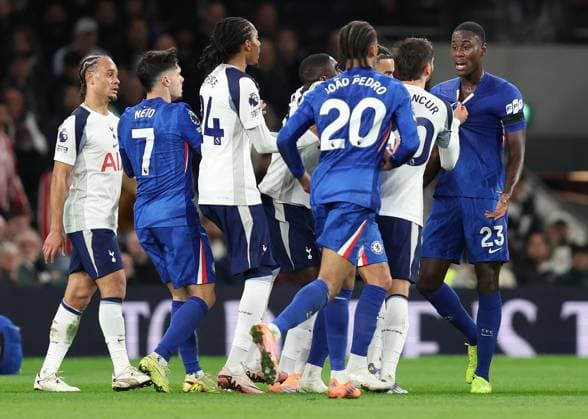 Tottenham Hotspur gegen Chelsea 01 November 2025, London Premier League Fußball Tottenham Hotspur gegen Chelsea Rodrigo Bentancur von Tottenham Hotspur greift nach dem Trikot von Trevoh Chalobah von Chelsea, als sie sich streiten Foto Charlotte Wilson Offside London UK  Copyright: xCharlottexWilsonx xOffsidexOffside