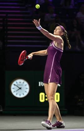 WTA, Tennis Damen Finals 2025 in Riyadh - Day One RIYADH, SAUDI ARABIA – NOVEMBER 01: Elena Rybakina of Kazakhstan plays against Amanda Anisimowa of of the United States during their match on Day 1 of the 2025 WTA Finals, part of the Hologic WTA Tour, at King Saud University Indoor Arena in Riyadh, Saudi Arabia, on November 1, 2025. Artur Widak Anadolu Riyadh Saudi Arabia. Editorial use only. Please get in touch for any other usage.  Copyright: x2025xAnadoluxArturxWidakx