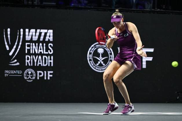 WTA, Tennis Damen Finals 2025 in Riyadh - Day One RIYADH, SAUDI ARABIA – NOVEMBER 01: Elena Rybakina of Kazakhstan plays against Amanda Anisimowa of of the United States during their match on Day 1 of the 2025 WTA Finals, part of the Hologic WTA Tour, at King Saud University Indoor Arena in Riyadh, Saudi Arabia, on November 1, 2025. Artur Widak Anadolu Riyadh Saudi Arabia. Editorial use only. Please get in touch for any other usage.  Copyright: x2025xAnadoluxArturxWidakx