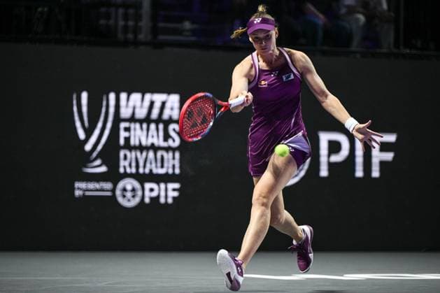 WTA, Tennis Damen Finals 2025 in Riyadh - Day One RIYADH, SAUDI ARABIA – NOVEMBER 01: Elena Rybakina of Kazakhstan plays against Amanda Anisimowa of of the United States during their match on Day 1 of the 2025 WTA Finals, part of the Hologic WTA Tour, at King Saud University Indoor Arena in Riyadh, Saudi Arabia, on November 1, 2025. Artur Widak Anadolu Riyadh Saudi Arabia. Editorial use only. Please get in touch for any other usage.  Copyright: x2025xAnadoluxArturxWidakx