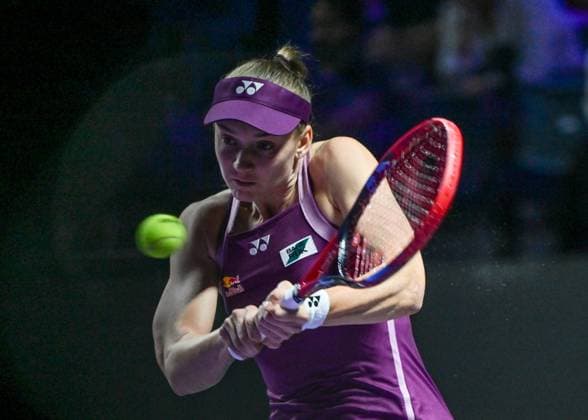 WTA, Tennis Damen Finals 2025 in Riyadh - Day One RIYADH, SAUDI ARABIA – NOVEMBER 01: Elena Rybakina of Kazakhstan plays against Amanda Anisimowa of of the United States during their match on Day 1 of the 2025 WTA Finals, part of the Hologic WTA Tour, at King Saud University Indoor Arena in Riyadh, Saudi Arabia, on November 1, 2025. Artur Widak Anadolu Riyadh Saudi Arabia. Editorial use only. Please get in touch for any other usage.  Copyright: x2025xAnadoluxArturxWidakx