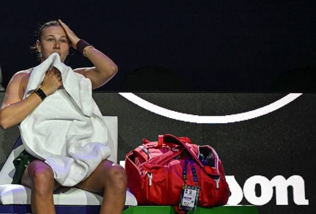 WTA, Tennis Damen Finals 2025 in Riyadh - Day One RIYADH, SAUDI ARABIA – NOVEMBER 01: Amanda Anisimowa of of the United States plays against Elena Rybakina of Kazakhstan during their match on Day 1 of the 2025 WTA Finals, part of the Hologic WTA Tour, at King Saud University Indoor Arena in Riyadh, Saudi Arabia, on November 1, 2025. Artur Widak Anadolu Riyadh Saudi Arabia. Editorial use only. Please get in touch for any other usage.  Copyright: x2025xAnadoluxArturxWidakx