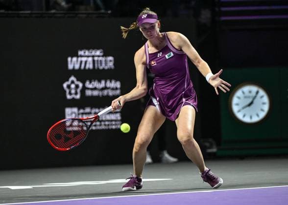 WTA, Tennis Damen Finals 2025 in Riyadh - Day One RIYADH, SAUDI ARABIA – NOVEMBER 01: Elena Rybakina of Kazakhstan plays against Amanda Anisimowa of of the United States during their match on Day 1 of the 2025 WTA Finals, part of the Hologic WTA Tour, at King Saud University Indoor Arena in Riyadh, Saudi Arabia, on November 1, 2025. Artur Widak Anadolu Riyadh Saudi Arabia. Editorial use only. Please get in touch for any other usage.  Copyright: x2025xAnadoluxArturxWidakx