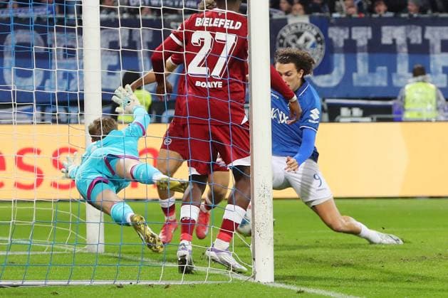 01 11 2025, xtvx, Fußball 2 Bundesliga, SV Darmstadt 98 Arminia Bielefeld v l Goal scored, Tor zum 1 0 Fraser Hornby SV Darmstadt 98 DFL DFB REGULATIONS PROHIBIT ANY USE OF PHOTOGRAPHS as IMAGE SEQUENCES and or QUASI VIDEO Darmstadt