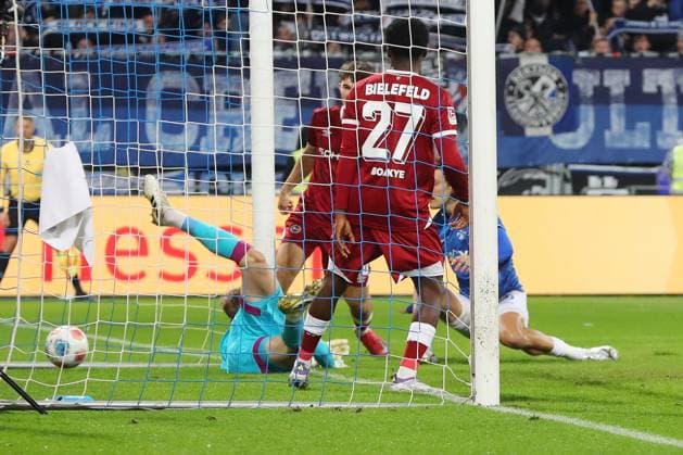 01 11 2025, xtvx, Fußball 2 Bundesliga, SV Darmstadt 98 Arminia Bielefeld v l Goal scored, Tor zum 1 0 Fraser Hornby SV Darmstadt 98 DFL DFB REGULATIONS PROHIBIT ANY USE OF PHOTOGRAPHS as IMAGE SEQUENCES and or QUASI VIDEO Darmstadt