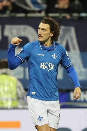 01 11 2025, xtvx, Fußball 2 Bundesliga, SV Darmstadt 98 Arminia Bielefeld v l Goal scored, Tor zum 1 0 Fraser Hornby SV Darmstadt 98 Torjubel, Goal celebration, celebrate the goal, celebrates scoring DFL DFB REGULATIONS PROHIBIT ANY USE OF PHOTOGRAPHS as IMAGE SEQUENCES and or QUASI VIDEO Darmstadt
