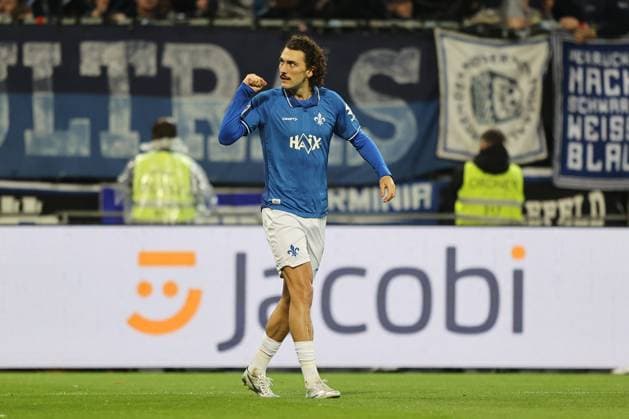 01 11 2025, xtvx, Fußball 2 Bundesliga, SV Darmstadt 98 Arminia Bielefeld v l Goal scored, Tor zum 1 0 Fraser Hornby SV Darmstadt 98 Torjubel, Goal celebration, celebrate the goal, celebrates scoring DFL DFB REGULATIONS PROHIBIT ANY USE OF PHOTOGRAPHS as IMAGE SEQUENCES and or QUASI VIDEO Darmstadt