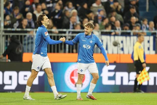 01 11 2025, xtvx, Fußball 2 Bundesliga, SV Darmstadt 98 Arminia Bielefeld v l Goal scored, Tor zum 1 0 Fraser Hornby SV Darmstadt 98 Torjubel, Goal celebration, celebrate the goal, celebrates scoring Luca Marseiler SV Darmstadt 98 DFL DFB REGULATIONS PROHIBIT ANY USE OF PHOTOGRAPHS as IMAGE SEQUENCES and or QUASI VIDEO Darmstadt