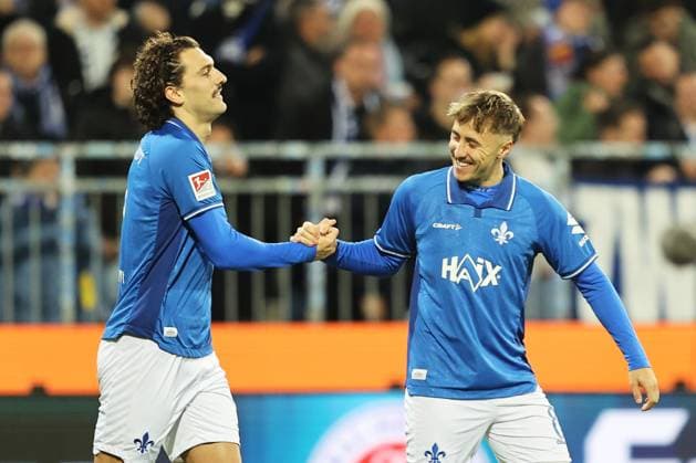 01 11 2025, xtvx, Fußball 2 Bundesliga, SV Darmstadt 98 Arminia Bielefeld v l Goal scored, Tor zum 1 0 Fraser Hornby SV Darmstadt 98 Torjubel, Goal celebration, celebrate the goal, celebrates scoring Luca Marseiler SV Darmstadt 98 DFL DFB REGULATIONS PROHIBIT ANY USE OF PHOTOGRAPHS as IMAGE SEQUENCES and or QUASI VIDEO Darmstadt