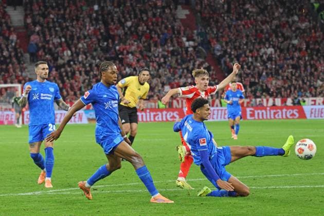42 Lennart Karl FCB vs. 4 Jarell Quansah Leverkusen Action, duel, shot, chance, goal chance Football 1 BL FC Bayern Munich Bayer 04 Leverkusen 01 11 2025 Allianz Arena PHOTO Mladen Lackovic LakoPress