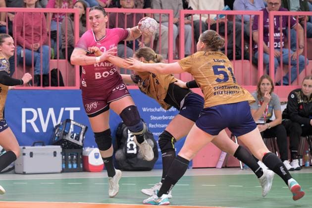 Gabriela Clausson Bitolo TusSies Metzingen, 22 vs Johanna Andresen Buxtehuder SV, 18 and Lin Elisabeth Lueck Buxtehuder SV, 51 TusSies Metzingen vs Buxtehuder SV, Handball, Alsco HBF, 7 League Matchday, Season 2025 2026, 01 11 2025 TusSies Metzingen vs Buxtehuder SV, Handball, Alsco HBF, 7 League Matchday, Season 2025 2026, 01 11 2025 Tuebingen Copyright: xEibner-Pressefoto TobiasxBaurx EP_TBR