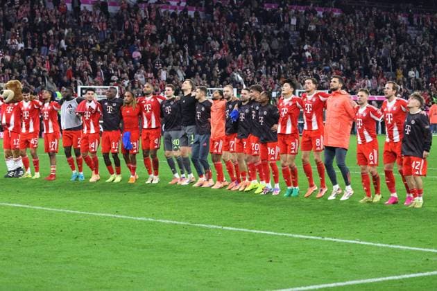 Team cheer, cheer, cheer, everyone, at the end of the game FCB vs Leverkusen Football 1 BL FC Bayern Munich Bayer 04 Leverkusen 01 11 2025 Allianz Arena PHOTO Mladen Lackovic LakoPress