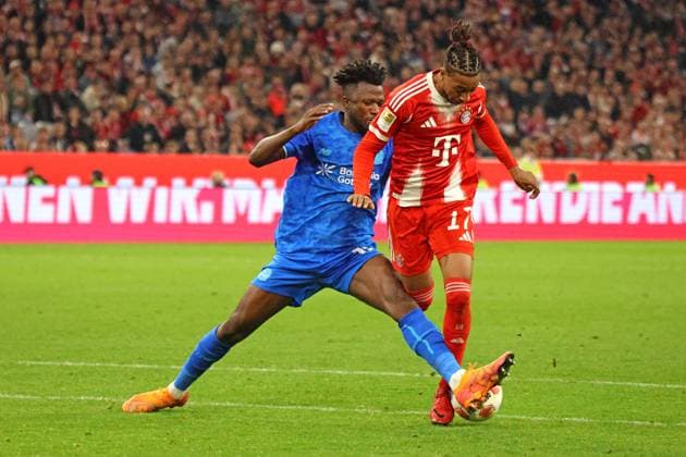 17 Michael Olise FCB vs. 12 Edmond Tapsoba Leverkusen Action, duel, football 1 BL FC Bayern Munich Bayer 04 Leverkusen 01 11 2025 Allianz Arena PHOTO Mladen Lackovic LakoPress