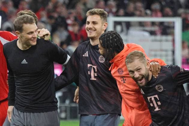 f l 1 Manuel Neuer, 44 Josip Stanisic, 7 Serge Gnabry, 27 Konrad Laimer FCB are in a good mood, at the end of the game, cheering, final cheer Football 1 BL FC Bayern Munich Bayer 04 Leverkusen 01 11 2025 Allianz Arena PHOTO Mladen Lackovic LakoPress