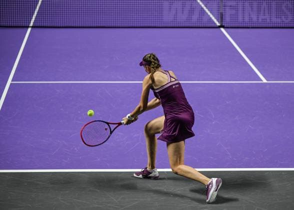 WTA, Tennis Damen Finals 2025 in Riyadh - Day One RIYADH, SAUDI ARABIA – NOVEMBER 01: Elena Rybakina of Kazakhstan plays against Amanda Anisimowa of of the United States during their match on Day 1 of the 2025 WTA Finals, part of the Hologic WTA Tour, at King Saud University Indoor Arena in Riyadh, Saudi Arabia, on November 1, 2025. Artur Widak Anadolu Riyadh Saudi Arabia. Editorial use only. Please get in touch for any other usage.  Copyright: x2025xAnadoluxArturxWidakx