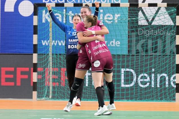 Carolin Huebner TusSies Metzingen, 56 and Selina Lindemann TusSies Metzingen, 02 celebrate the goal TusSies Metzingen vs Buxtehuder SV, Handball, Alsco HBF, 7 Ligaspieltag, Saison 2025 2026, 01 11 2025 TusSies Metzingen vs Buxtehuder SV, Handball, Alsco HBF, 7 Ligaspieltag, Saison 2025 2026, 01 11 2025 Tuebingen Copyright: xEibner-Pressefoto TobiasxBaurx EP_TBR