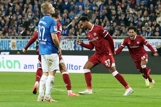 01 11 2025, xrekx, Fußball 2 Bundesliga, SV Darmstadt 98 Arminia Bielefeld v l Torjubel nach dem Tor zum celebrating the goal celebrate 1 1 durch Noah Sarenren Bazee Arminia Bielefeld DFL DFB REGULATIONS PROHIBIT ANY USE OF PHOTOGRAPHS as IMAGE SEQUENCES and or QUASI VIDEO Darmstadt