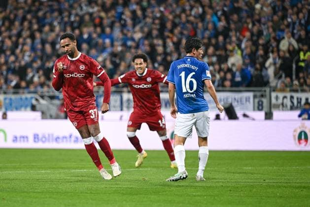 01 11 2025, Soccer, 2 Bundesliga, Matchday 11 Season 2025 2026, SV Darmstadt 98 DSC Arminia Bielefeld, Noah Joel Sarenren Bazee DSC Arminia Bielefeld celebrates the goal for 1 1, xRHR PHOTO TKx Copyright: RHR-FOTOx RHR-FOTO TK