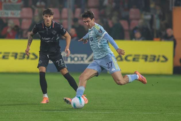 November 1, 2025, Cremona: Andrea Cambiaso of Juventus FC competes for the ball with Romano Floriani Mussolini of US Cremonese during the italian soccer Serie A match between US Cremonesee vs Juventus FC on November 01, 2025 at the Renato Zini stadium in Cremona, Italy. ANSA . Soccer: Serie A; Cremonese Vs Juventus  - ZUMAa110 20251101_zaf_a110_023 Copyright: xDavidexCasentinix