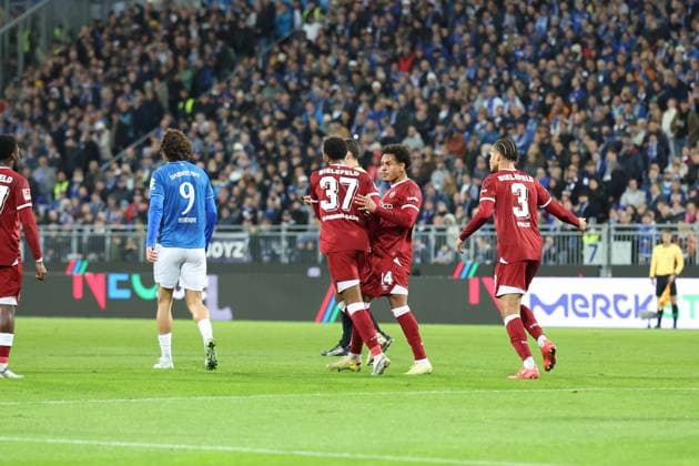 01 11 2025, xrekx, Fußball 2 Bundesliga, SV Darmstadt 98 Arminia Bielefeld v l Torjubel nach dem Tor zum celebrating the goal celebrate 1 1 durch Noah Sarenren Bazee Arminia Bielefeld DFL DFB REGULATIONS PROHIBIT ANY USE OF PHOTOGRAPHS as IMAGE SEQUENCES and or QUASI VIDEO Darmstadt