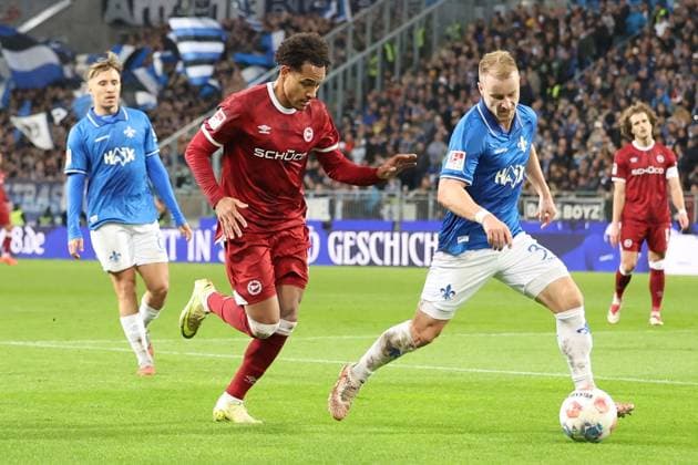 01 11 2025, xrekx, Soccer 2 Bundesliga, SV Darmstadt 98 Arminia Bielefeld v l Monju Momuluh Arminia Bielefeld Fabian Holland SV Darmstadt 98 Zweikampf, Aktion, action, battle for the ball DFL DFB REGULATIONS PROHIBIT ANY USE OF PHOTOGRAPHS as IMAGE SEQUENCES and or QUASI VIDEO Darmstadt
