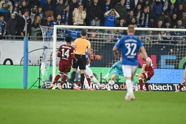 01 11 2025, Soccer, 2 Bundesliga, Matchday 11 Season 2025 2026, SV Darmstadt 98 DSC Arminia Bielefeld, Isac Lidberg SV Darmstadt scores the goal to make it 2 1, xRHR PHOTO TKx Copyright: RHR-FOTOx RHR-FOTO TK